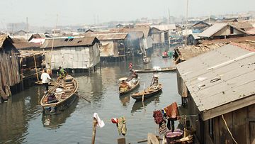 Veneet kulkevat vedessä Nigerian Lagosissa Makoko-slummissa.