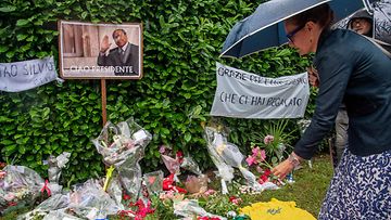 Kansalaiset laskivat maahan kukkia ja muistoviestejä Berlusconin muistoksi.