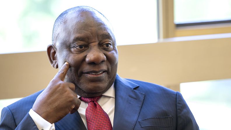 Ramaphosa nojaa poskella sormeensa.