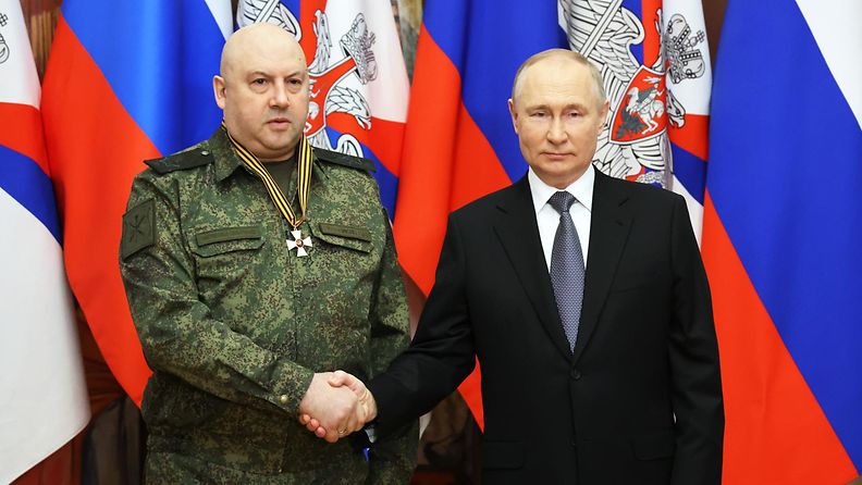 Kenraali Surovikin ja presidentti Putin joulukuussa 2022.