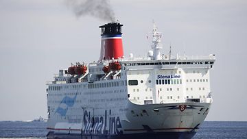 Stena Spirit -laiva puksuttaa merellä.