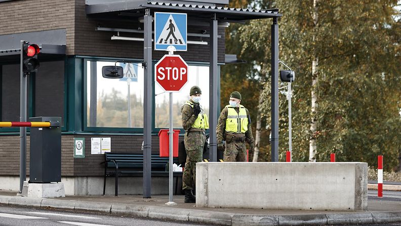 AOP Kulunvalvontaa maskit päällä Santahaminan varuskunnan portilla Helsingissä 12. lokakuuta 2020.