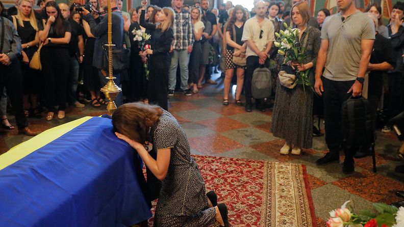 Ukrainalainen kirjailija Victoria Amelina haudattiin Kiovassa