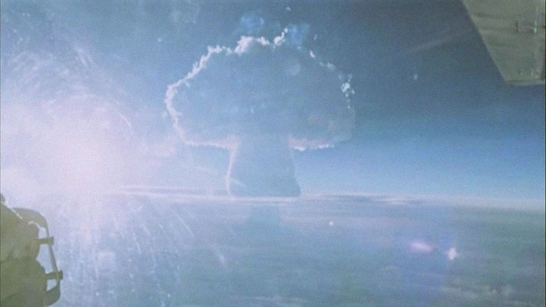 Kylmä sota oli ydinasekokeiden kulta-aikaa. Kuvassa kaikkien aikojen suurimman vetypommin, Tsar-bomban, aiheuttama sienipilvi vuodelta 1961.