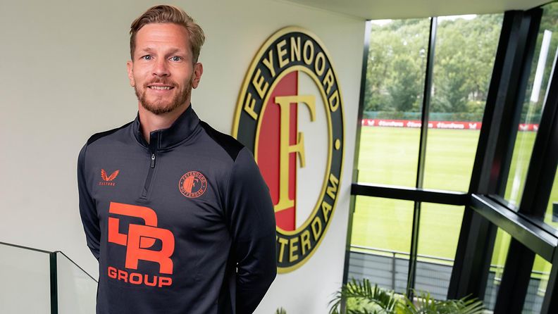 Jyri Nieminen uuden työnantajansa Feyenoordin tiloissa. 