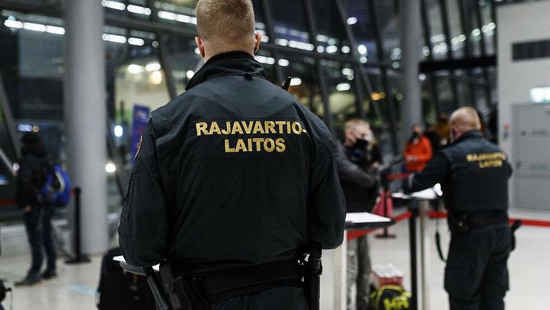 LK Tallinnasta saapuvia matkustajia Länsiterminaalissa Jätkäsaaressa