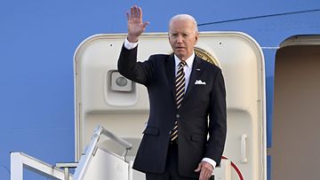 Presidentti Joe Biden Helsinki-Vantaan lentokentällä 12. heinäkuuta 2023