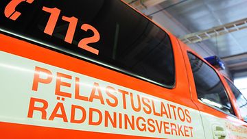 Yleinen hätänumero ambulanssin kyljessä Kallion pelastuslaitoksella Helsingissä 25. lokakuuta 2010.