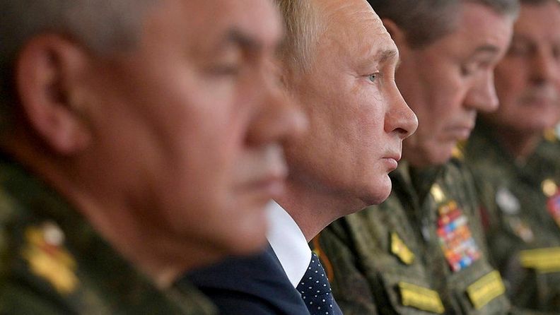 Venäjän puolustusministeri Sergei Shoigu, presidentti Vladimir Putin ja armeijan yleisesikunnan päällikkö Valeri Gerasimov syyskuussa 2021.