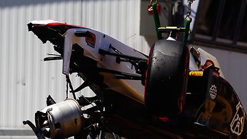 Sergio Perezin ulosajossa romuttunut Sauber-auto 
