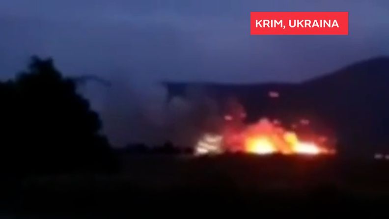 Kuvakaappaus videolta, jossa väitetään näkyvän Krimillä sijaitsevan Venäjän sotilastukikohdan tulipalo. Videon aitoutta ei ole vahvistettu.