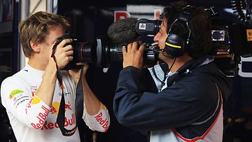 Sebastian Vettel kuvaa kameralla, kun kameramies kuvaa häntä