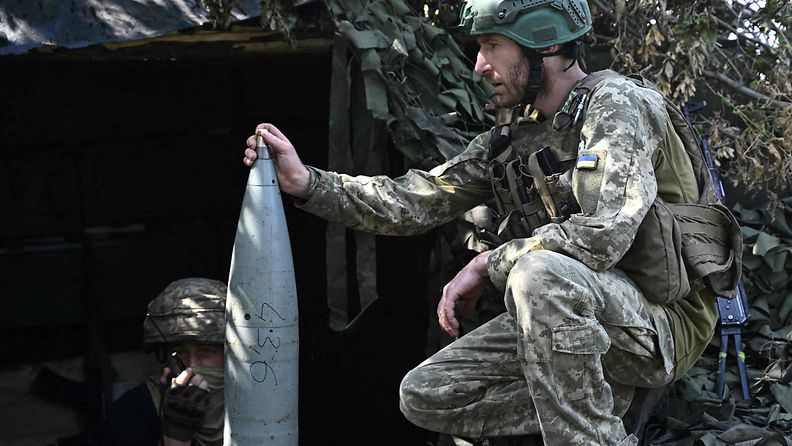 Ukrainan sotilas ja tykistökranaatti 20. heinäkuuta 2023.