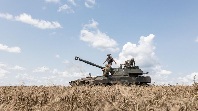 Ukrainan panssarihaupitsi Donetskin alueen Vuhledarin seudulla 15. heinäkuuta.