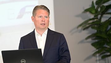 Toimitusjohtaja Topi Manner Finnairin toisen neljänneksen tulosjulkistuslehdistötilaisuudessa Finnairin pääkonttorilla Vantaalla 21. heinäkuuta 2023.