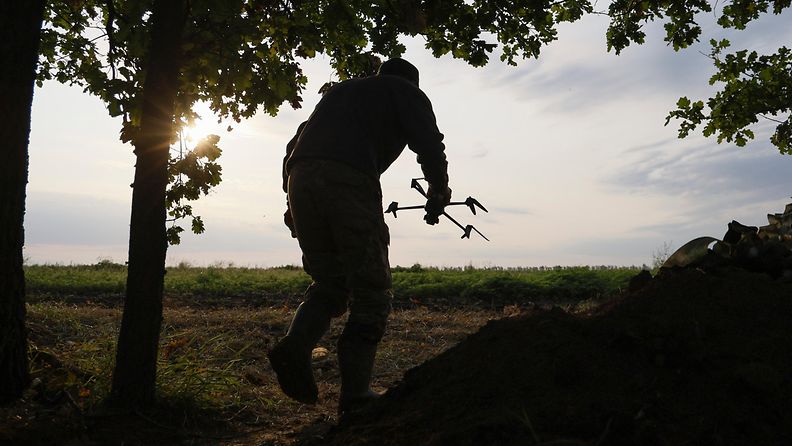 Drone sotilaan kädessä Ukrainassa 28. kesäkuuta.