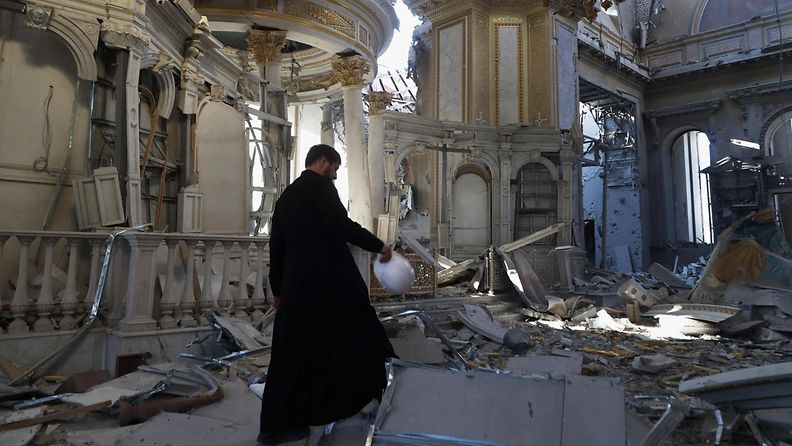 Heinäkuun pommituksissa pahoin vaurioitunut katedraali Odessassa.