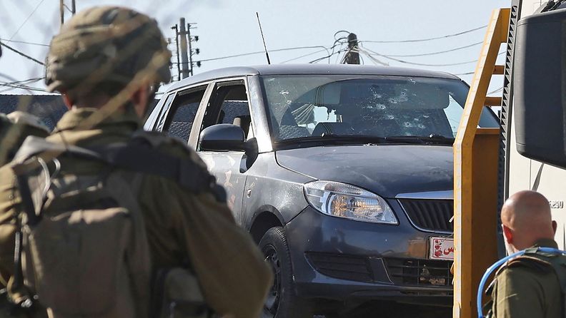 Israelin sotilas ja henkilöauto, johon on ammuttu Länsirannalla 25. heinäkuuta.