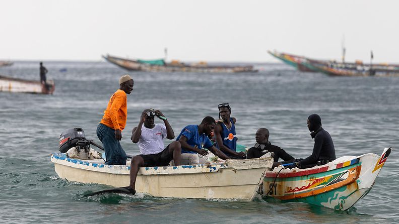 Pelastajat etsivät selviytyneitä Senegalin veneonnettomuuden jälkeen.