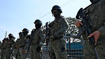 Sotilaita vankilan ulkopuolella Ecuadorissa.