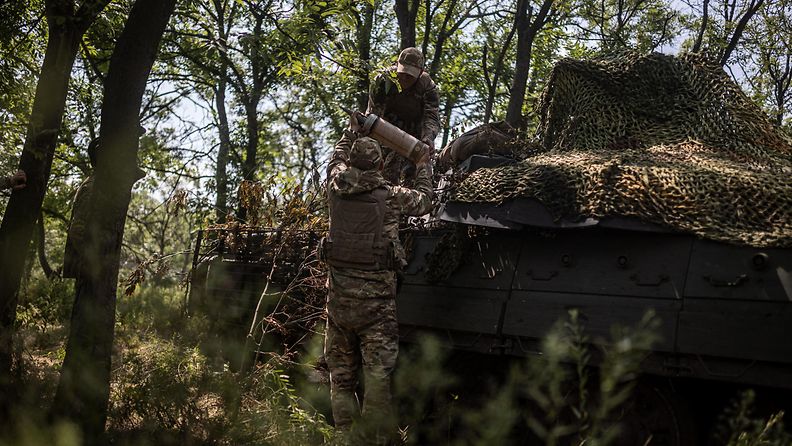 Ukrainan sotilaat lastaavat ammuksia panssarivaunuun 24. heinäkuuta.
