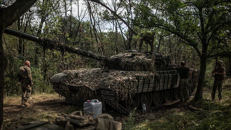 Ukrainan panssarivaunu puiden suojassa Bahmutin suunnalla 24. heinäkuuta.