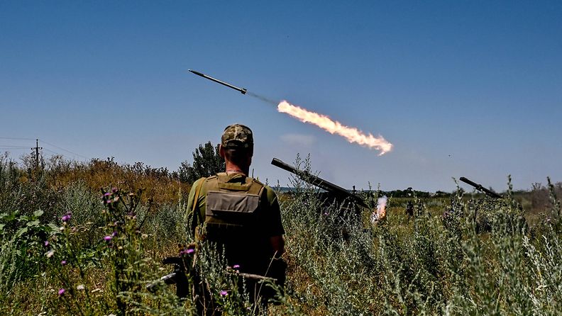 Ukrainan raketinheitin tulittaa Zaporizhzhjan alueella 13. heinäkuuta.