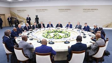 Valtionpäämiehet istuutuneena pyöreän pöydän ympärillä Pietarissa.