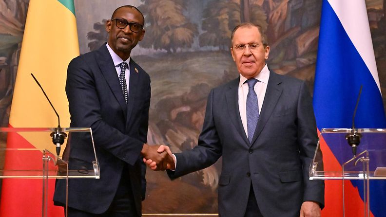 Diop ja Lavrov kättelevät tyytyväisinä Malin ja Venäjän liput taustalla.