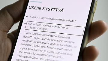 Vaihtoehto-ja uskomushoidot -käsitepari Tukesin verkkosivuilla kuvattuna puhelimen näytöltä Helsingissä 1. elokuuta 2023