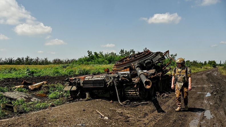 Tuhoutunut panssarivaunu Novodarivkan kylässä, jonka Ukraina valtasi takaisin kesäkuussa.