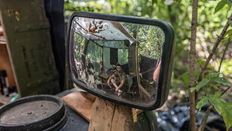 Ukrainan armeijan sotilaita peilin kautta kuvattuna Bahmutin suunnalla 8. elokuuta.