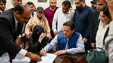 Maan suosituin poliitikko Imran Khan sai lähtöpassit pääministerin tehtävästä viime vuoden keväänä.