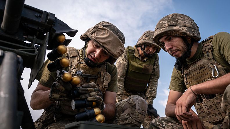 Ukrainalaiset sotilaat lataavat yhdessä kranaatinheitintä harjoituksissa.