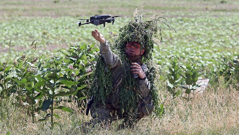 Ukrainalaissotilas dronen kanssa.