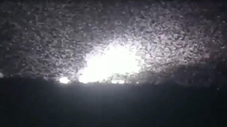 Kuvakaappaus Ukrainan armeijan tiedottajan julkaisemalta videolta, jossa väitetään näkyvän, miten Venäjän ammusvarasto palaa Etelä-Ukrainan Oleshkyssa. Videon aitoutta ei ole vahvistettu.