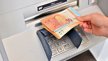 AOP pankkiautomaatti nosto euro
