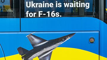 Ukrainalle F-16-hävittäjiä toivova mainos bussin kyljessä Naton Vilnan huippukokouksen aikana heinäkuussa.