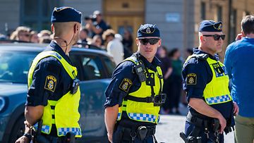 Poliiseja Tukholmassa.