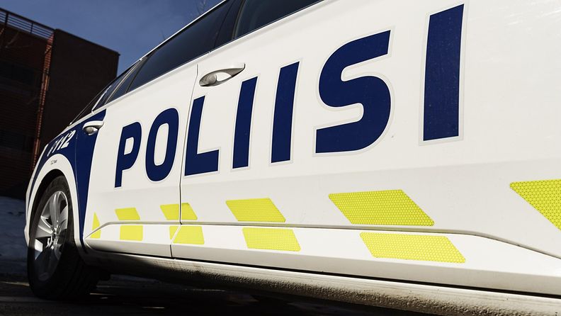lk 17.08.2023 Poliisi-teksti poliisiauton kyljessä Poliisihallituksen nuorten liikenneturvallisuuden edistämistä käsittelevässä tiedotustilaisuudessa Espoossa 20. huhtikuuta 2022.