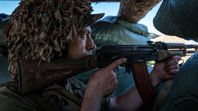 Ukrainan sotilas juoksuhaudassa Donetskin alueella 17. elokuuta.