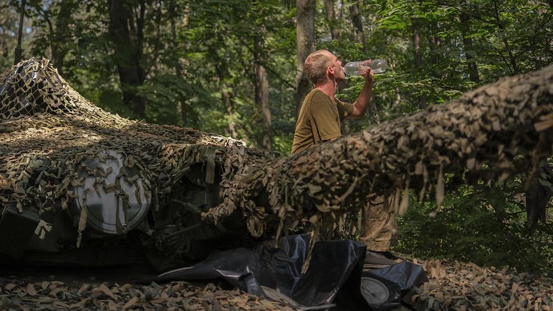 Ukrainan 3. panssarivaunuprikaatin sotilas juomassa vettä Harkovan alueella 18. elokuuta.