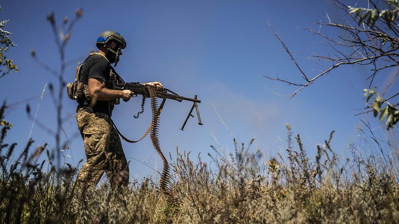 Ukrainalaissotilas taisteluharjoituksissa PKP-konekiväärin kanssa Donetskin alueella 19. elokuuta.