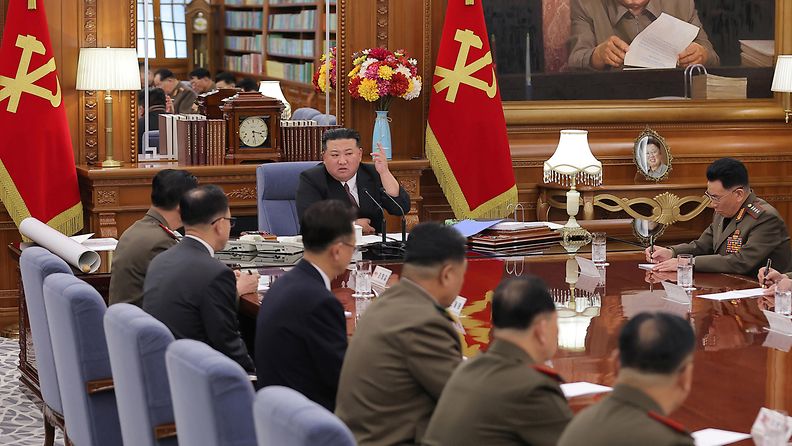 Pohjois-Korean johtoa pöydän äärellä 9. elokuuta otetussa kuvassa.