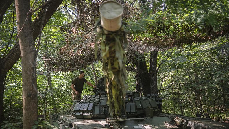 Ukrainan taistelupanssarivaunu puiden suojassa Harkovan alueella 18. elokuuta.
