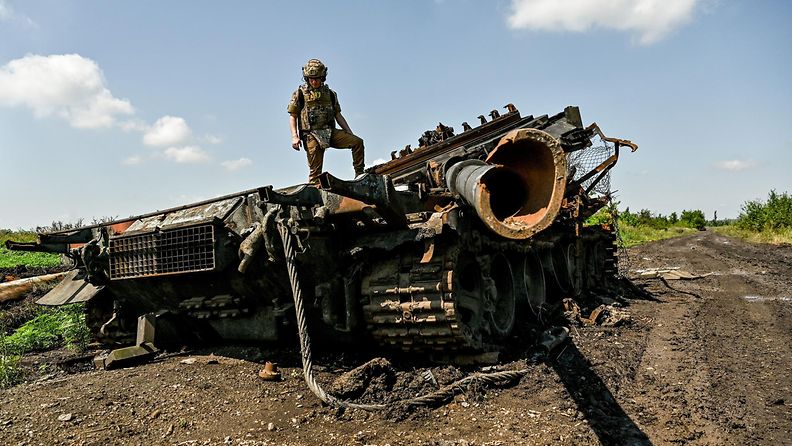 Tuhoutunut panssarivaunu Zaporizhzhjan alueella Etelä-Ukrainassa.