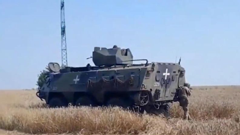 Kuvakaappaus Karymat-Telegram-kanavalla julkaistusta videosta, jossa väitetään näkyvän Sisu-kuljetuspanssariajoneuvoja Ukrainassa. Videon aitoutta ei ole vahvistettu.