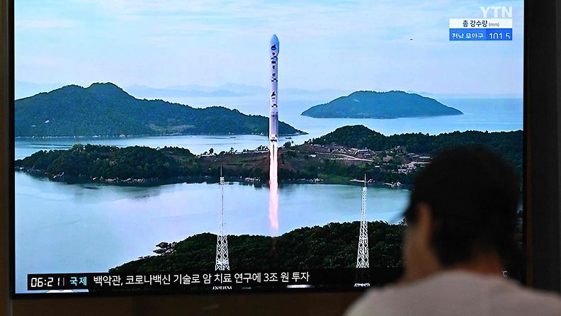 Mies katsoo televisiota Etelä-Koreassa, jossa näkyy Pohjois-Korean satelliittilaukaisu 24. elokuuta.