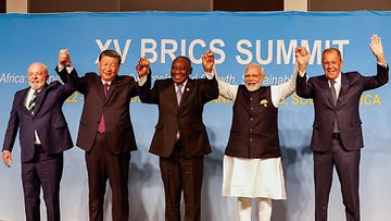 Brasilian presidentti Luiz Inacio Lula da Silva, Kiinan presidentti Xi Jinping, Etelä-Afrikan presidentti Cyril Ramaphosa, Intian pääministeri Narendra Modi ja Venäjän ulkoministeri Sergei Lavrov Brics-kokouksessa Etelä-Afrikassa 23. elokuuta.