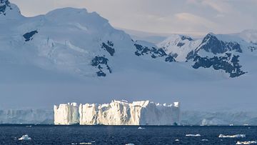 Jäävuoria Etelämantereella.